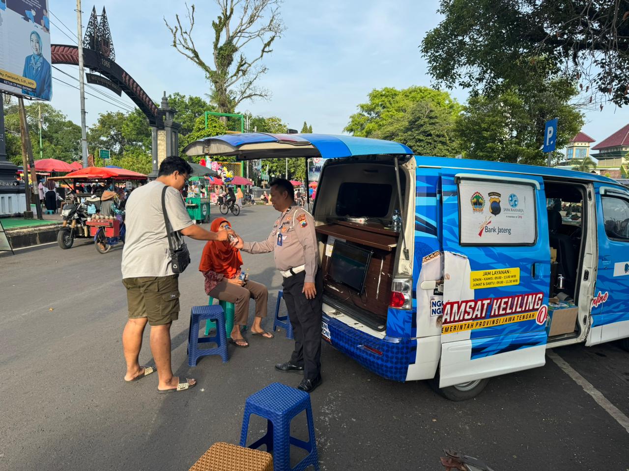 Sat Lantas Polres Batang Bagikan Air Mineral di Car Free Day, Ajak Masyarakat Hidup Sehat dan Tertib Berlalu Lintas