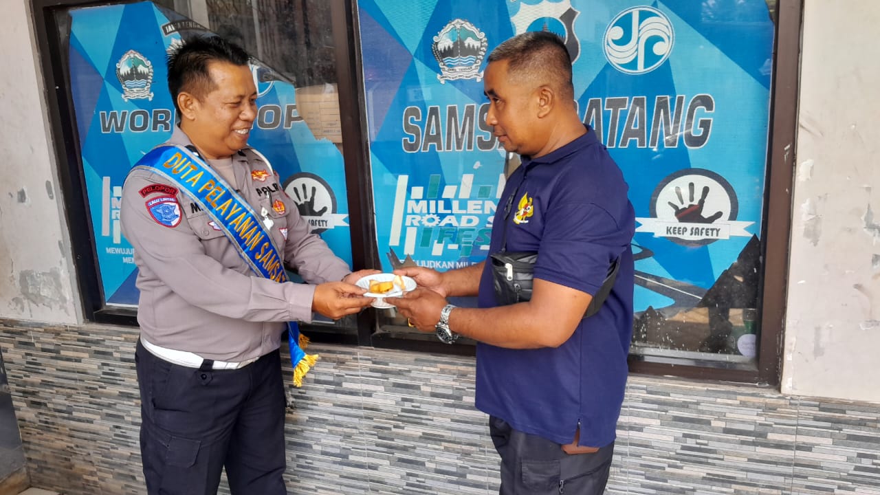 SATLANTAS POLRES BATANG GELAR KEGIATAN SOSIAL, BAGIKAN KOLAK MANIS GRATIS UNTUK WAJIB PAJAK