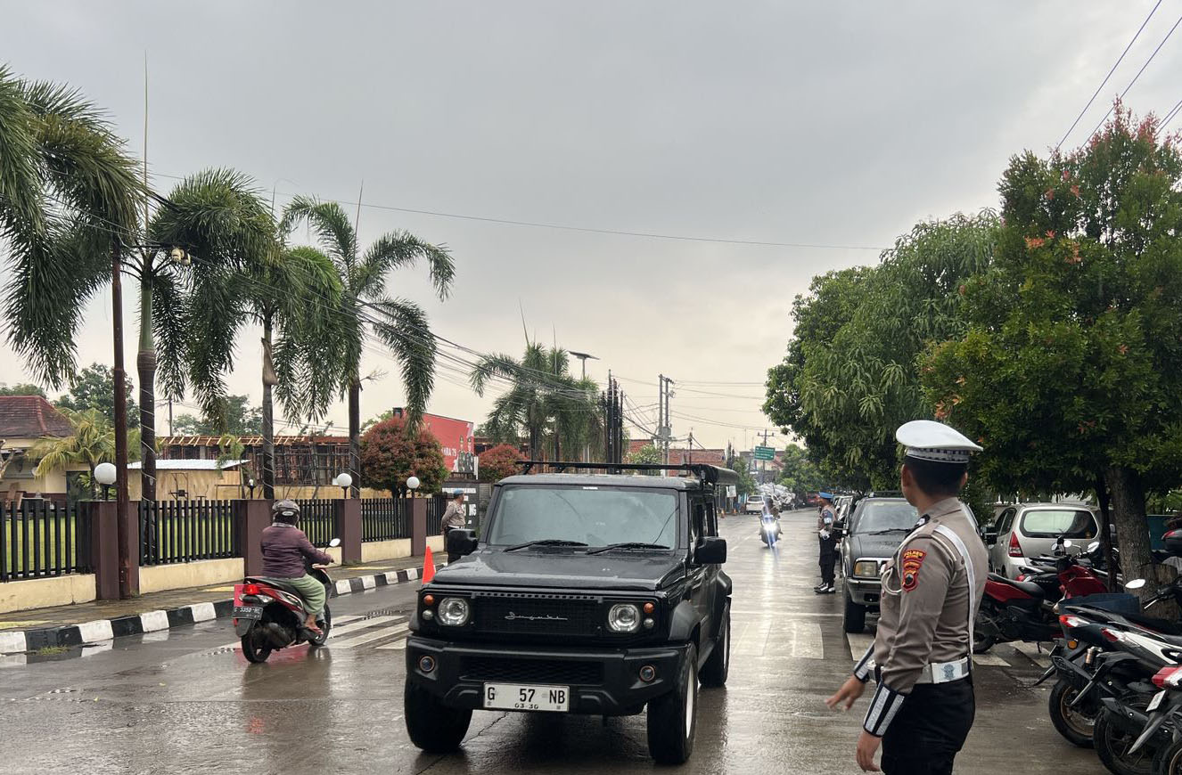 Personel Sat Lantas Polres Batang Tetap Siaga Atur Lalu Lintas di Tengah Hujan