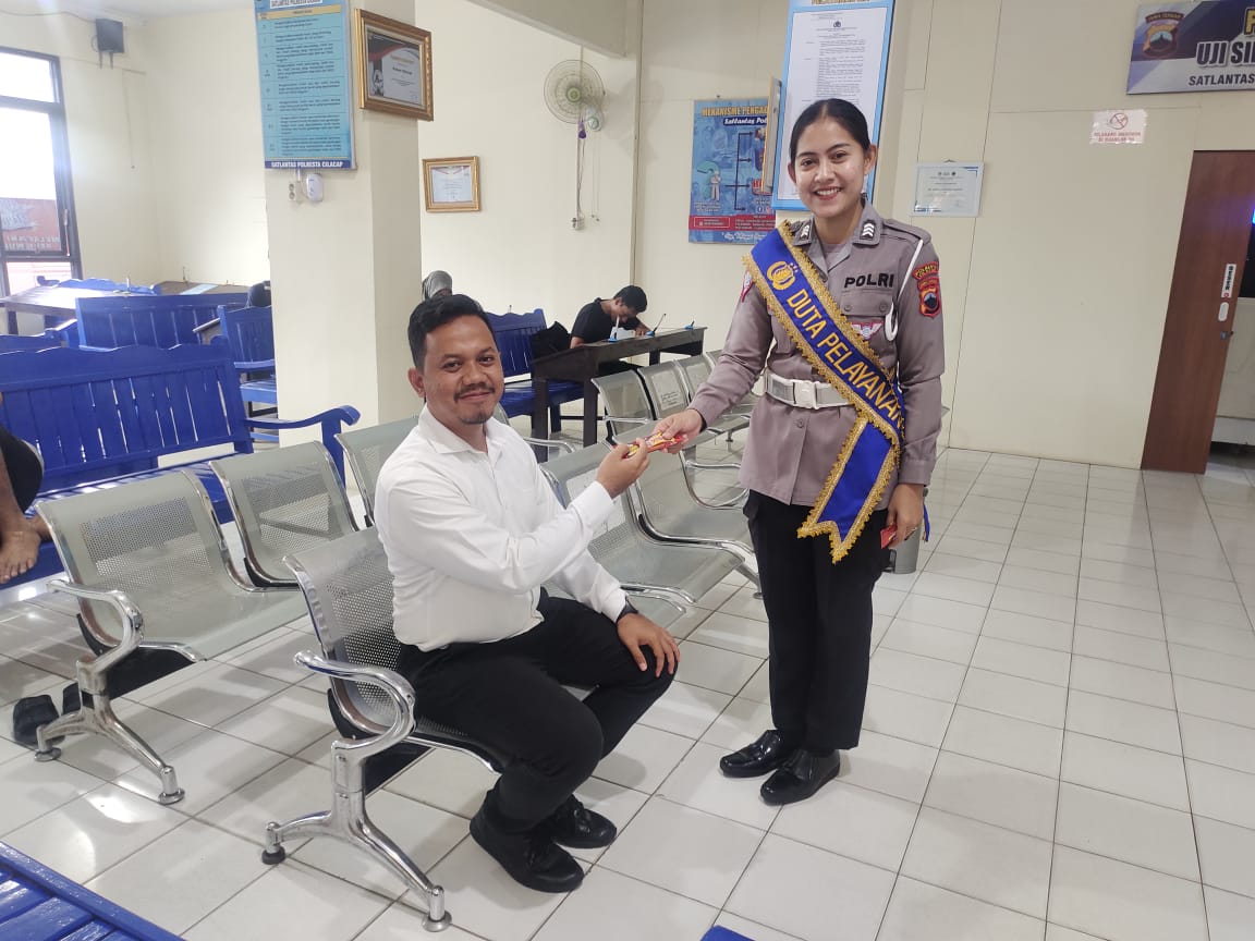 Satpas 1423 Polresta Cilacap Berikan Reward kepada Masyarakat yang Tertib Memiliki SIM