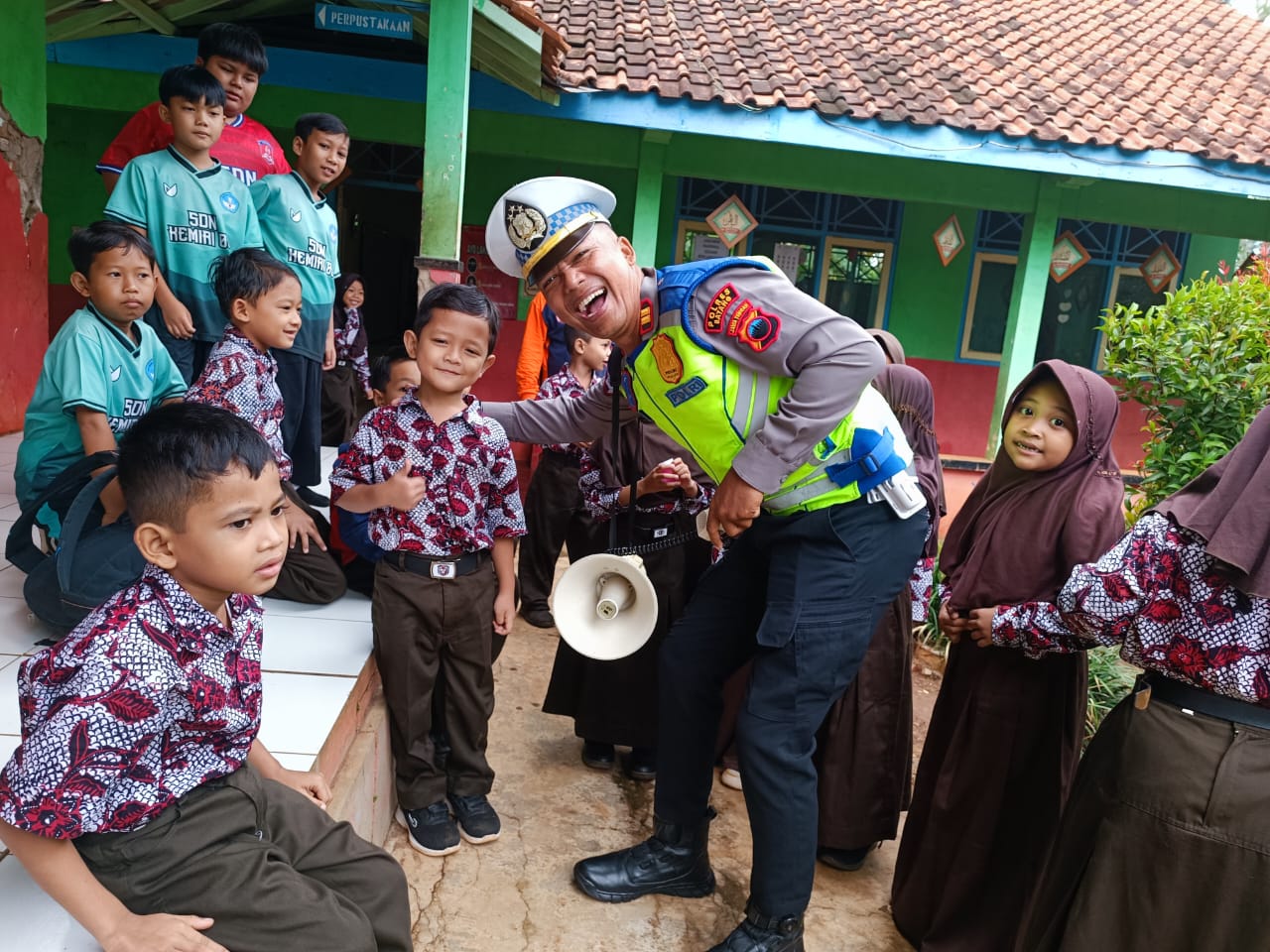 Kanit Kamsel Satlantas Polres Batang Adakan Polisi Sahabat Anak Bersama Siswa SDN Kemiri 3