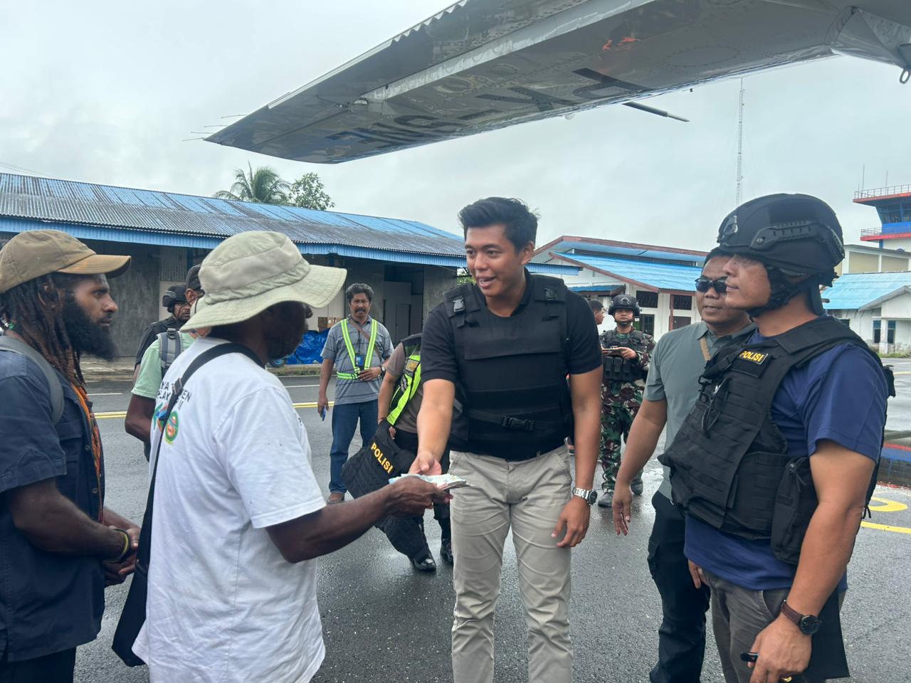 Korowai Memanggil Nurani : Solidaritas Warga Menguat di Tengah Penembakan Pilot, Empat Pelaku Diamankan dan Pengamanan Bandara Diperketat