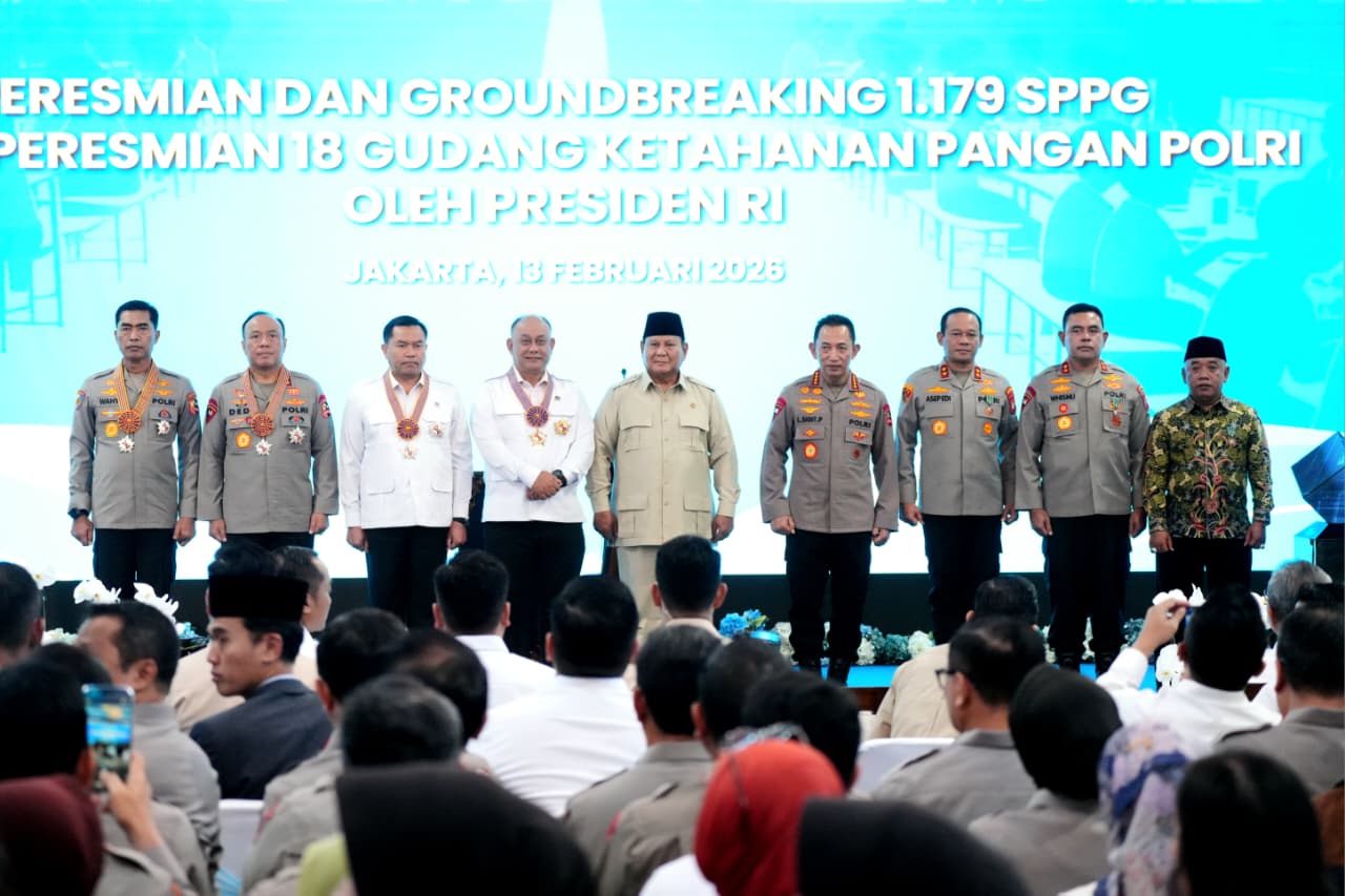 PRESIDEN PRABOWO ANUGERAHKAN BINTANG JASA DAN SATYALANCANA WIRA KARYA KEPADA PENGGERAK MBG DAN RANTAI PASOK SPPG POLRI