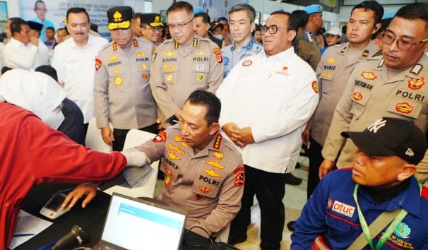 Momen Kapolri Ikut Donor Darah saat Hadiri Baksos HUT ke-53 Buruh KSPSI