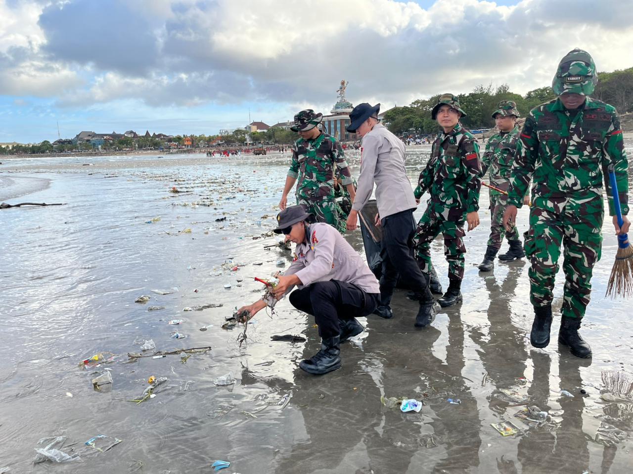 Polda Bali bersama TNI dan Masyarakat Gelar Karya Bakti Pembersihan Pantai Kedonganan dan Kuta