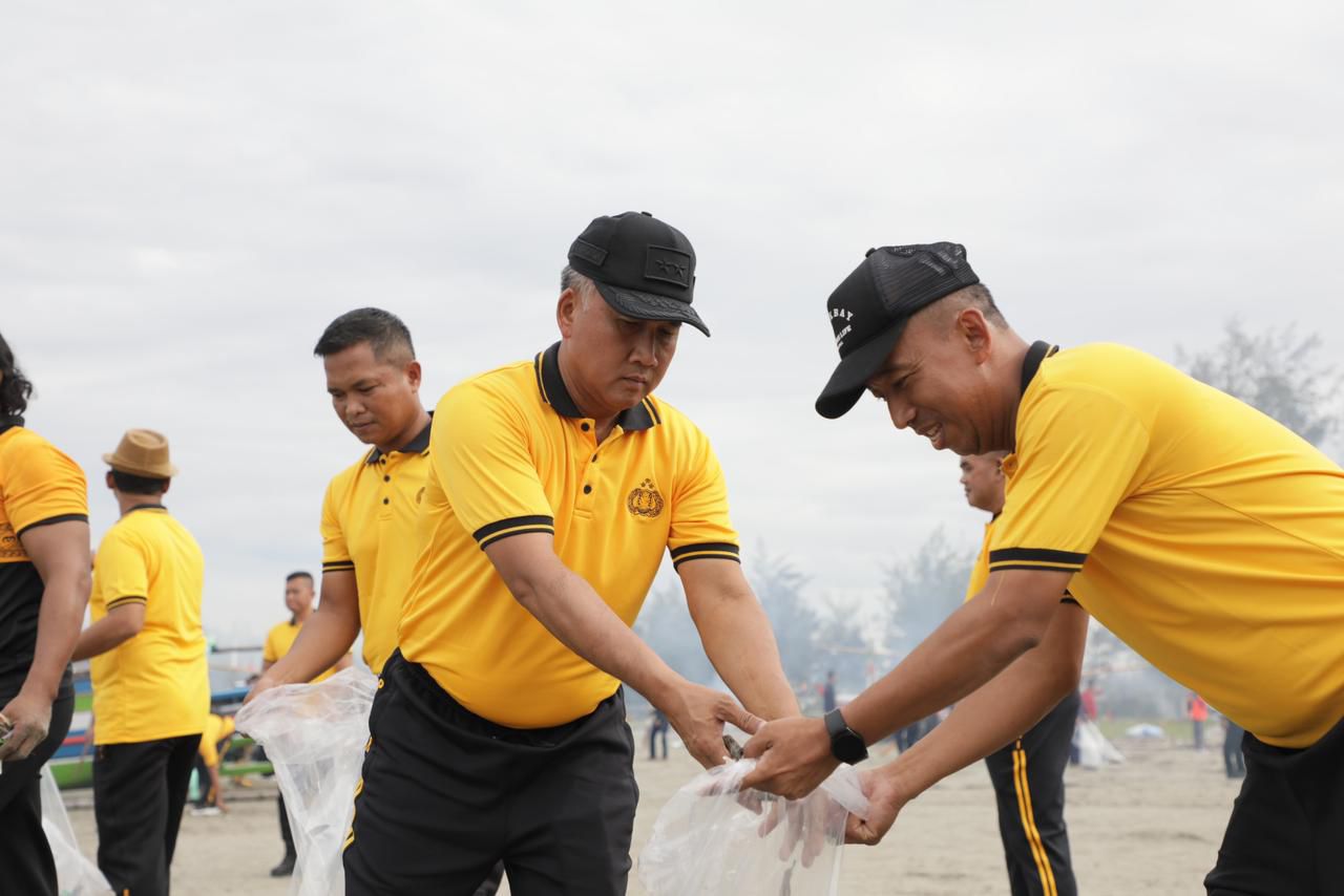 Sejalan Arahan Presiden Gerakan Indonesia Asri, Kapolda Bengkulu Konsisten Jalankan Program Bersih Pantai GEMPAR