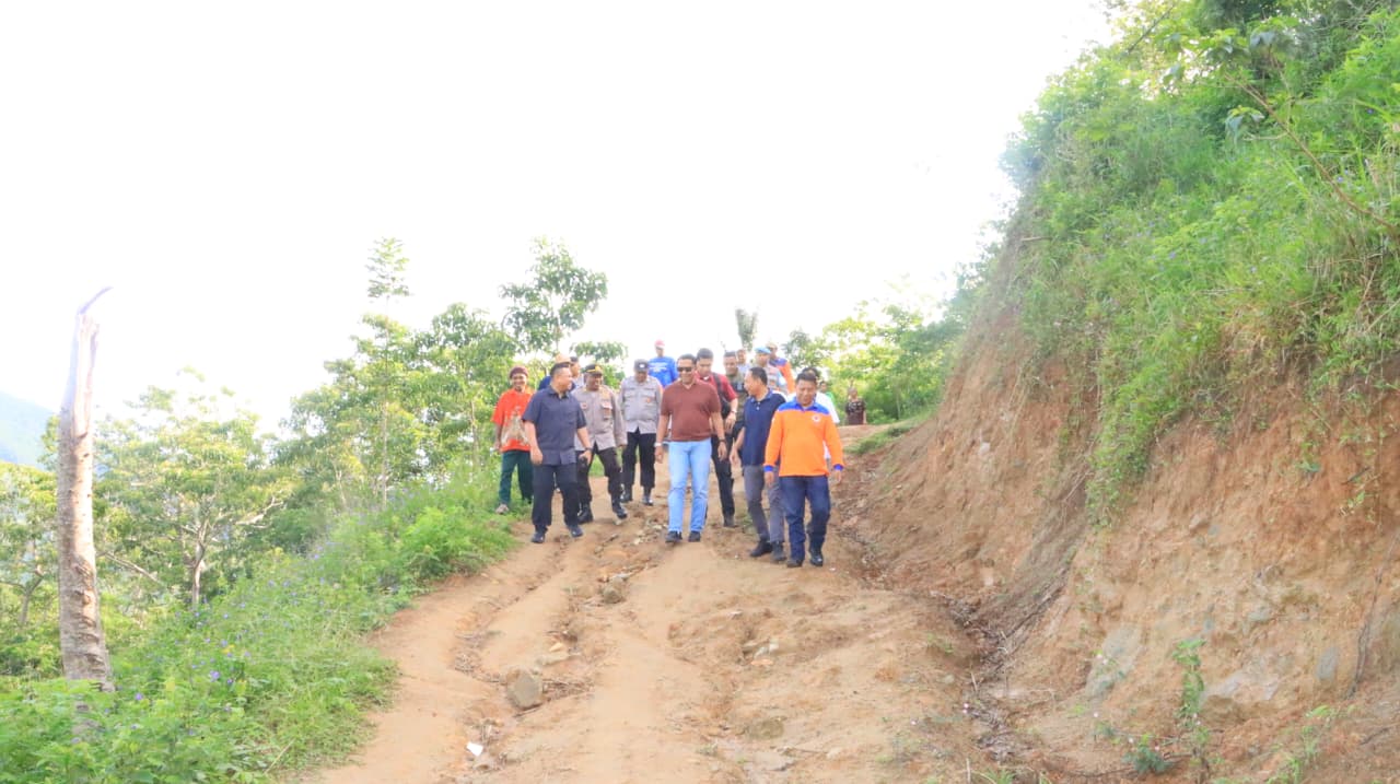 Wakapolda NTT Tinjau SMP Negeri 48 Sa Ate Gaikiu, Dirikan Tenda Darurat dan Salurkan Bantuan Pendidikan