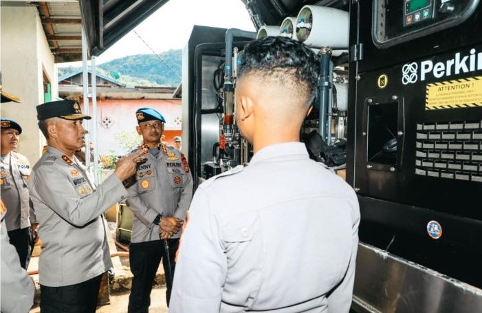 Kapolda Bengkulu Turun Langsung ke Lokasi Banjir Lebong, Kerahkan Water Treatment Atasi Krisis Air Bersih