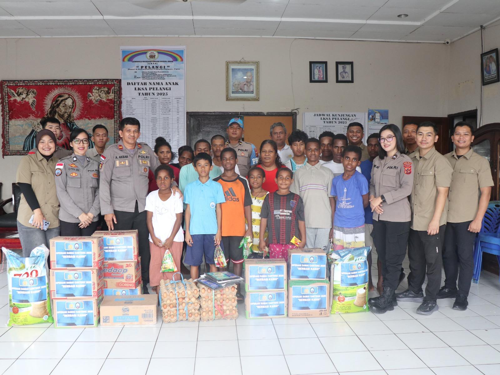 Satgas Damai Cartenz perkuat kepedulian untuk anak Papua lewat bakti sosial di panti asuhan