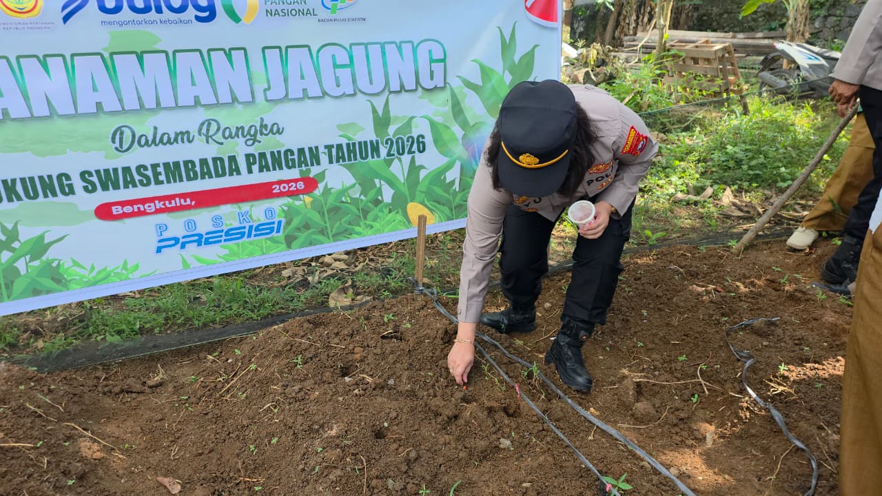 Dukung Swasembada Pangan, Polsek Ratu Agung Laksanakan Penanaman Jagung