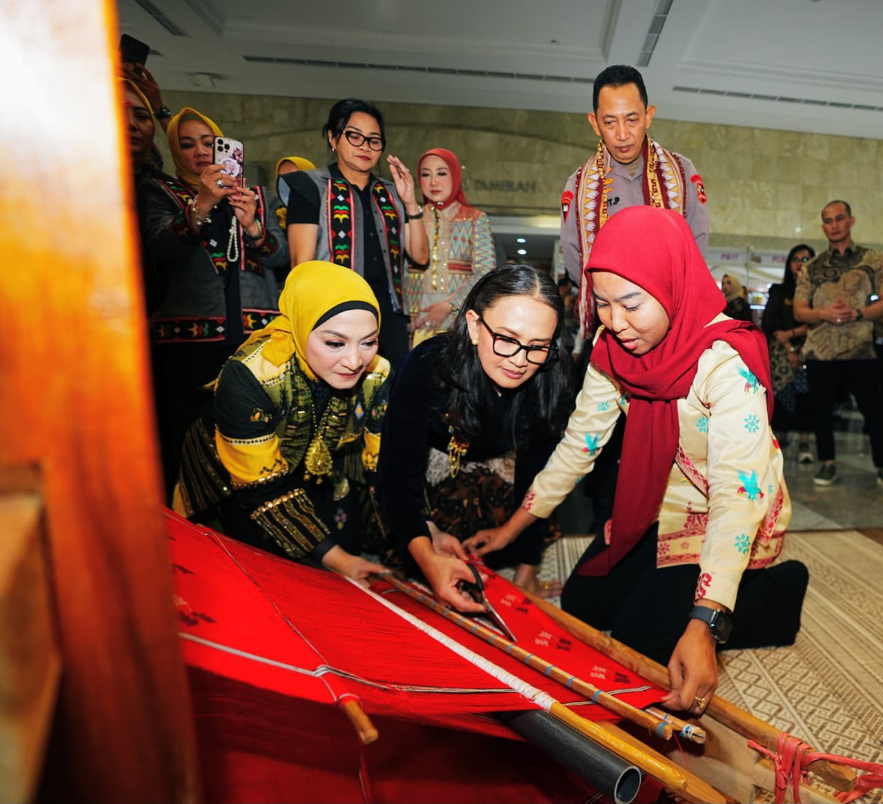 Kapolri Bersama Ketua Umum Bhayangkari Tinjau Bazar Kreasi Bhayangkari Nusantara 2026
