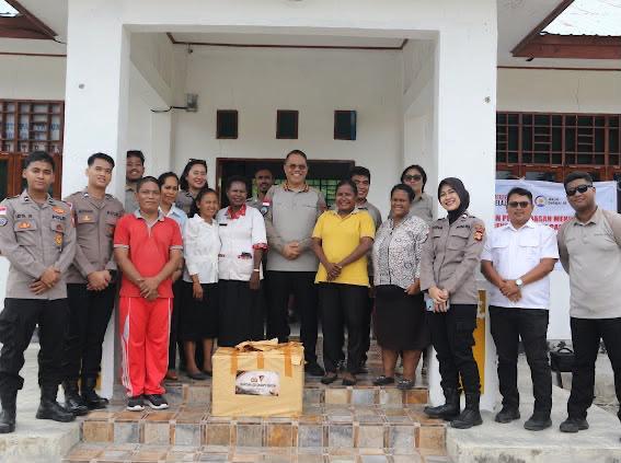 Satgas Ops Damai Cartenz Salurkan Bantuan Seragam Sekolah dan Berikan Edukasi Bahaya Narkoba dan Bijak Bermedia Sosial kepada Pelajar di Sarmi