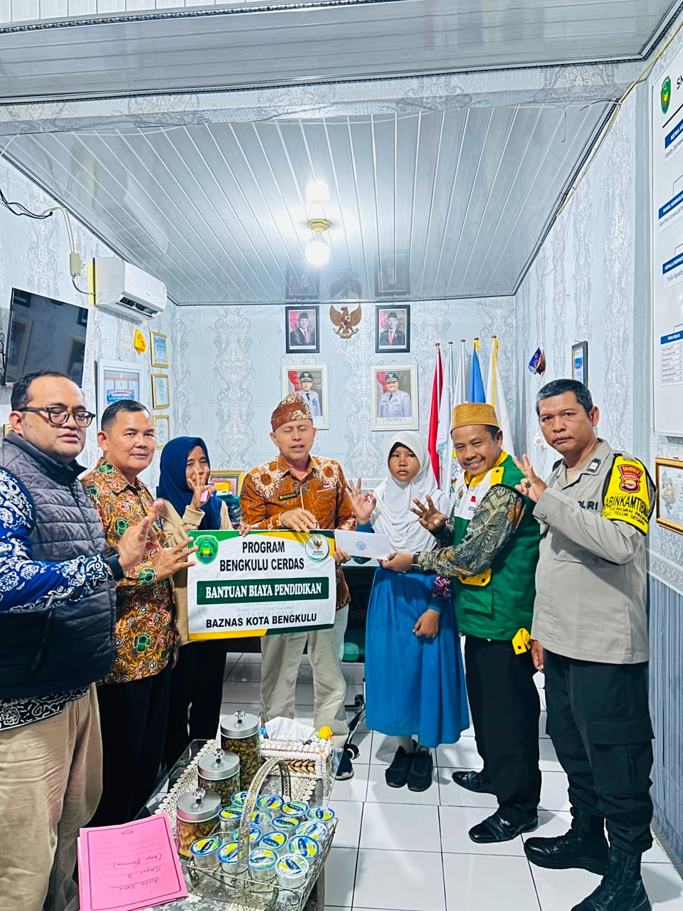 Bhabinkamtibmas Kelurahan Tengah Padang Dampingi Penyaluran Bantuan Pendidikan dan Kesehatan bagi Siswi SMPN 03 Bengkulu