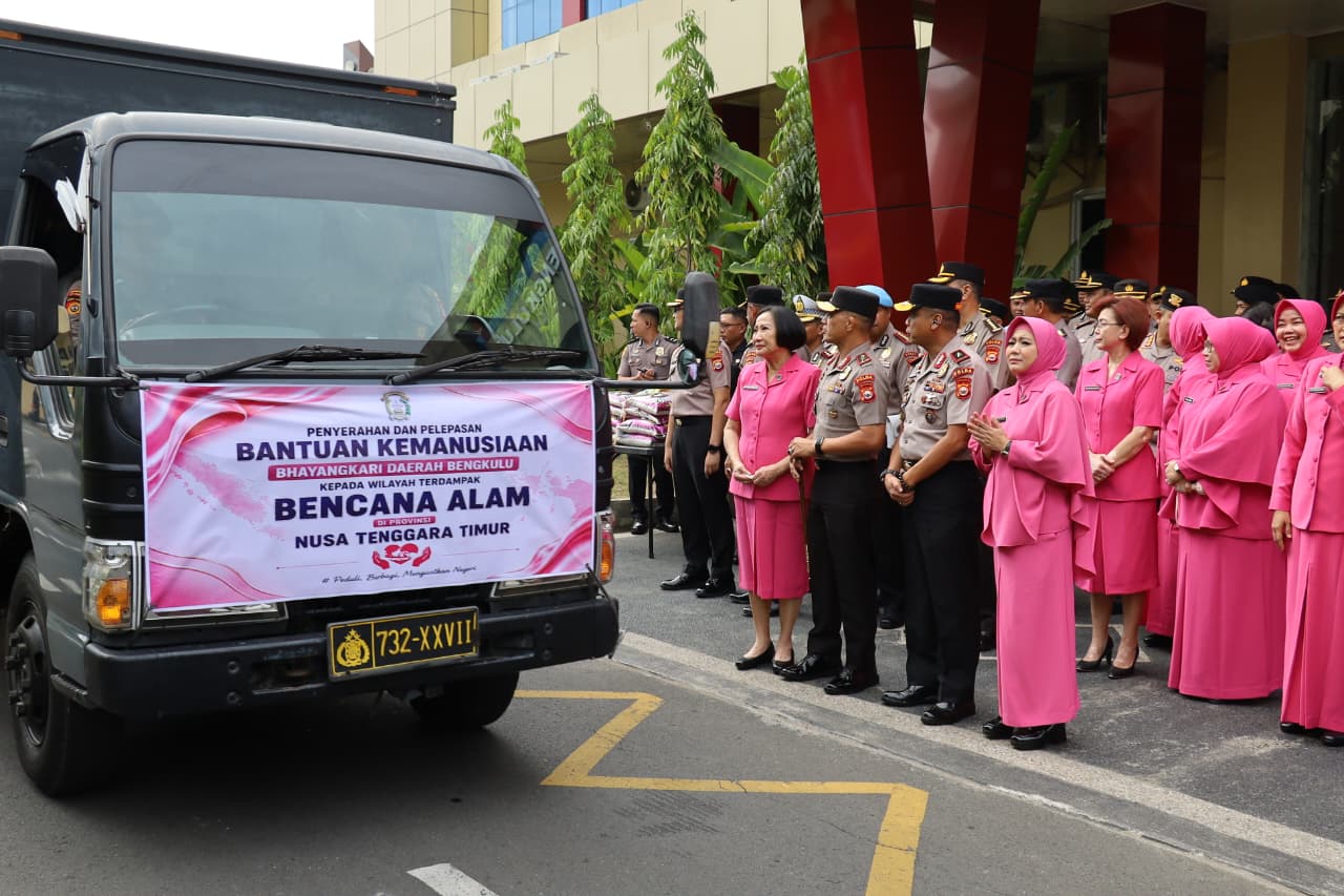 Wujud Kepedulian Antarsesama, Kapolda Bengkulu Lepas Bantuan Kemanusiaan untuk Korban Gempa NTT